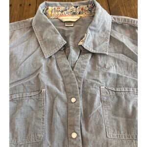 Christopher & Banks Light Blue Pearl Snap Up Top Shirt Large With Floral Collar